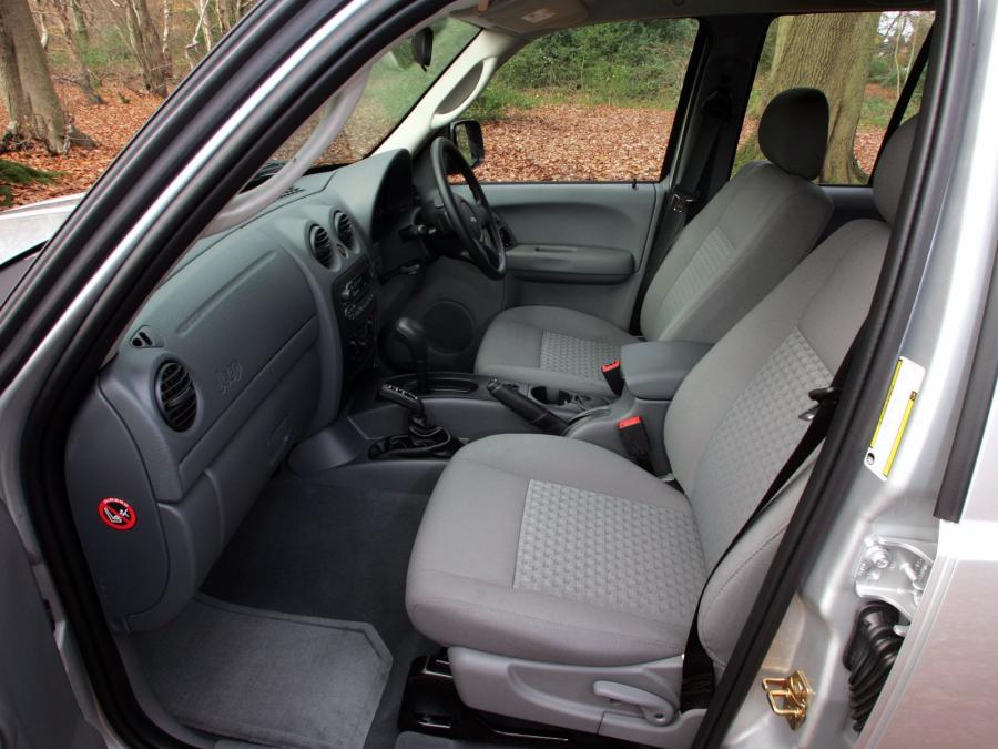  Jeep Cherokee 2005 года  (UK) (фото 7 из 13)